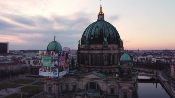 Słynna berlińska katedra w centrum miasta - widok z lotu ptaka - Miasto BERLIN, NIEMCY - 10 marca 2021 — Wideo stockowe