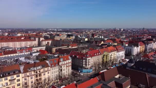 Sobre os telhados de Berlim - vista aérea sobre a cidade — Vídeo de Stock