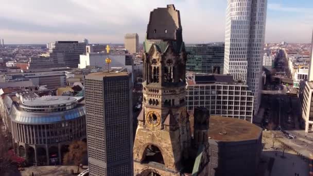 Beroemde Kaiser Wilhelm Memorial Kerk in Berlijn — Stockvideo