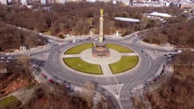 Şehir merkezinde Siegessaeule adında ünlü bir Berlin Zafer Kolonu
