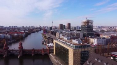 Berlin 'deki River Spree kıyısında.