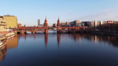 Berlin 'deki Spree Nehri üzerindeki güzel Oberbaum Köprüsü. Gökyüzünden görünüyor.