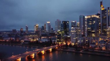 Frankfurt Almanya 'sının gece gökdelenleri - FRANKFURT, GERMANY ŞEHRİ - 10 Mart 2021