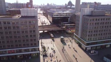 Berlin 'deki ünlü Alexanderplatz Meydanı. Gökyüzü manzaralı.