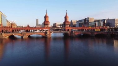 Berlin 'deki Spree Nehri üzerindeki güzel Oberbaum Köprüsü. Gökyüzünden görünüyor.