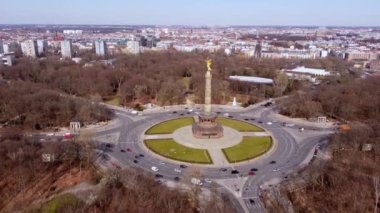 Şehir merkezinde Siegessaeule adında ünlü bir Berlin Zafer Kolonu