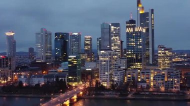 Frankfurt Almanya 'sının gece gökdelenleri - FRANKFURT, GERMANY ŞEHRİ - 10 Mart 2021