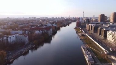 Berlin ve River Spree şehri yukarıdan görünüyor.