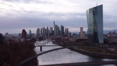 Frankfurt ve River Main 'in Skyline' ı - Berlin Şehri, Almanya - 10 Mart 2021