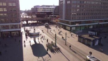 Berlin 'deki ünlü Alexanderplatz Meydanı. Gökyüzü manzaralı.