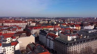 Berlin 'in çatıları üzerinde - şehrin üzerinde hava manzarası