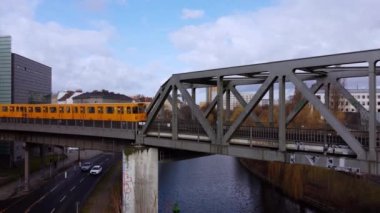Berlin metrosunun sarı arabaları.