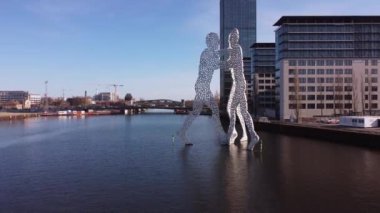 Berlin 'deki Ünlü Moleküler Adamlar Heykeli - Berlin Şehri, Almanya - 10 Mart 2021