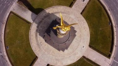 Şehir merkezindeki ünlü Berlin Zafer Sütunu Siegessaeule - BERLIN ŞEHRİ, Almanya - 10 Mart 2021