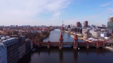 Berlin 'de Oberbaum Köprüsü ile Nehir Spree