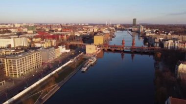 Berlin 'de gün batımında Oberbaum Köprüsü - hava manzarası