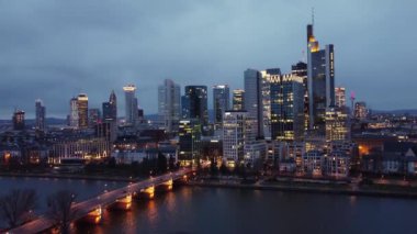 Geceleyin Frankfurt Almanya 'nın gökdelenleri