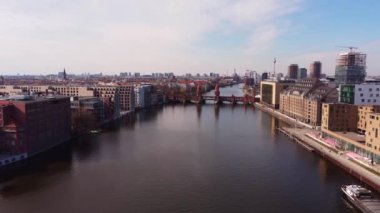 Berlin 'de Oberbaum Köprüsü ile Nehir Spree