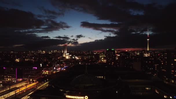 Ciudad de Berlín por la noche - vista aérea — Vídeo de stock