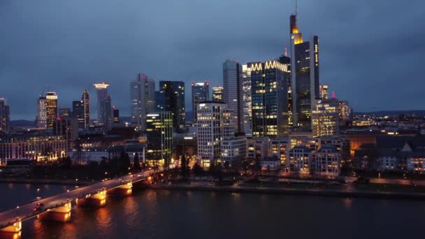 夜の金融街とフランクフルトドイツのスカイライン-航空ビュー — ストック動画