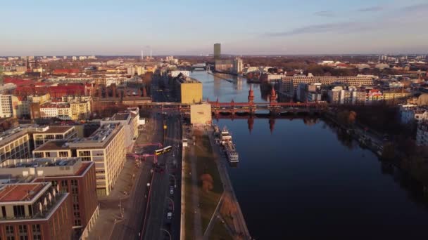Удивительный мост Мбаппе в Берлине на закате - вид с воздуха — стоковое видео