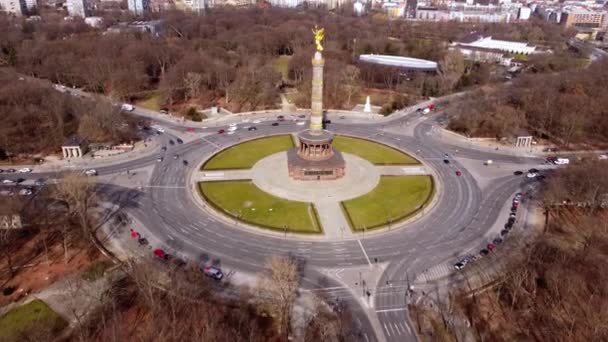 Slavný Berlínský vítězný sloup v centru města Siegessaeule — Stock video