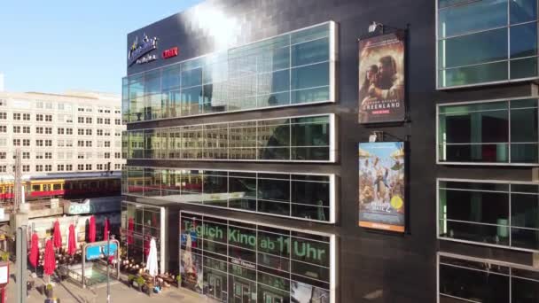 Berlin Alexanderplatz Meydanı 'ndaki Cinestar Cubix sineması - Berlin Şehri, Almanya - 10 Mart 2021 — Stok video