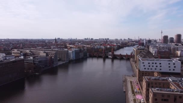 Spree in der Stadt Berlin mit Oberbaumbrücke — Stockvideo