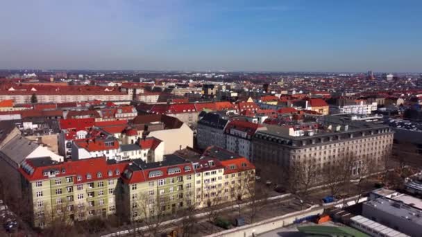 Over de daken van Berlijn - vanuit de lucht uitzicht over de stad — Stockvideo