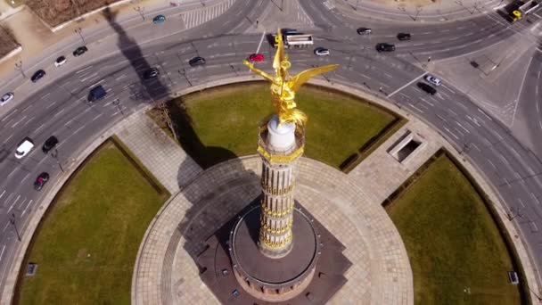 Знаменита колона "Перемога в Берліні" у центрі міста під назвою Сігессавле. — стокове відео