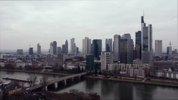 Skyline of Frankfurt Tyskland - finansdistrikt - FRANKFURT:s stad, TYSKLAND - 10 mars 2021 — Stockvideo