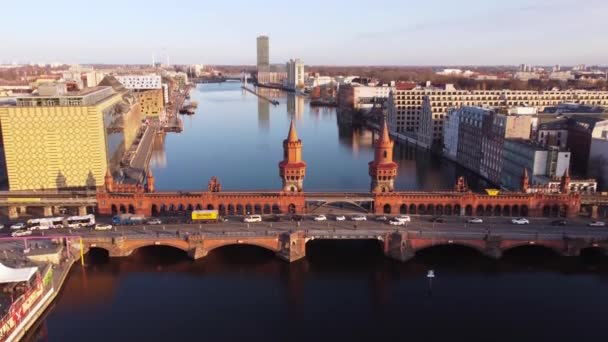 Schöne Oberbaumbrücke über die Spree in Berlin von oben - Luftaufnahme — Stockvideo