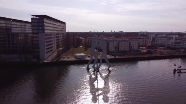 Berühmte Skulptur Molecular Men in Berlin - STADT VON BERLIN, DEUTSCHLAND - 10. MÄRZ 2021 — Stockvideo