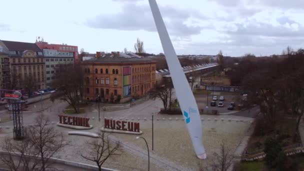 Немецкий технологический музей в Берлине - вид с воздуха - CITY OF FELIN, ГЕРМАНИЯ - 10 МАРТА 2021 — стоковое видео