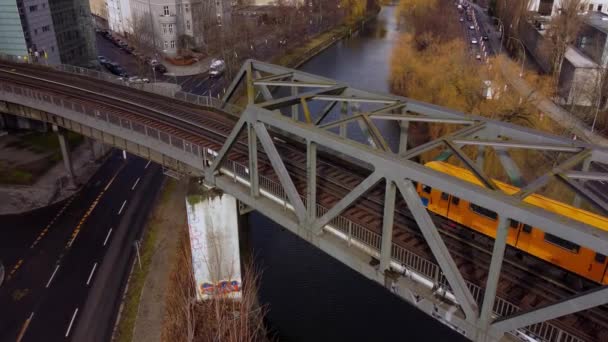 Los coches amarillos del metro de Berlín — Vídeos de Stock