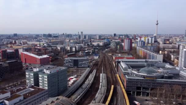 เมืองเบอร์ลินจากด้านบน - มุมมองทั่วไป - เมืองเบอร์ลิน, เยอรมนี - 10 มีนาคม 2021 — วีดีโอสต็อก