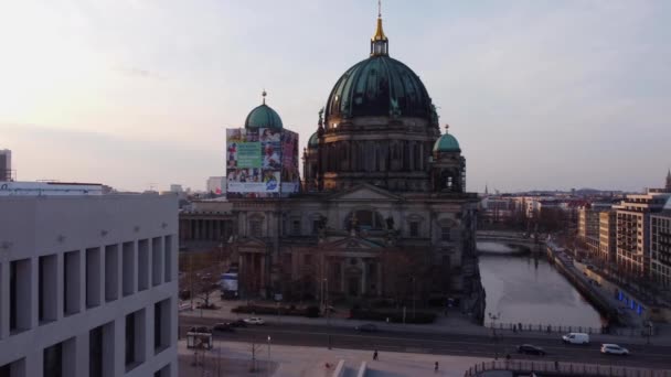 Catedral de Berlín en el centro de la ciudad - vista aérea - CIUDAD DE BERLÍN, ALEMANIA - 10 DE MARZO DE 2021 — Vídeos de Stock