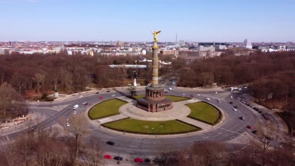 Famosa colonna della vittoria di Berlino nel centro della città chiamata Siegessaeule - CITTÀ DI BERLINO, GERMANIA - 10 MARZO 2021 — Video Stock