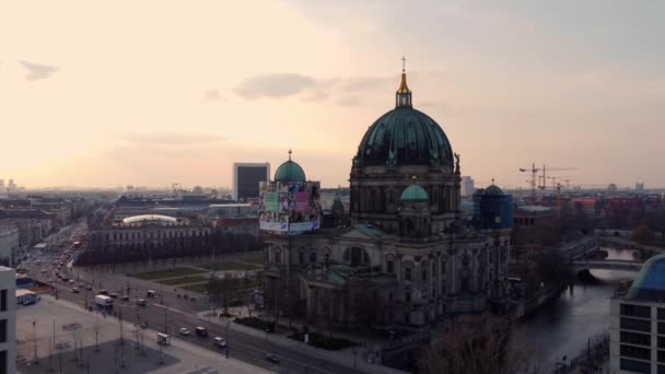 Berlínská katedrála večer - letecký pohled — Stock video