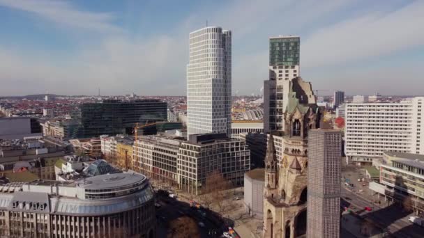 Famosa iglesia conmemorativa del Káiser Guillermo en Berlín Breitscheidplatz Square - CIUDAD DE BERLÍN, ALEMANIA - 10 DE MARZO DE 2021 — Vídeo de stock