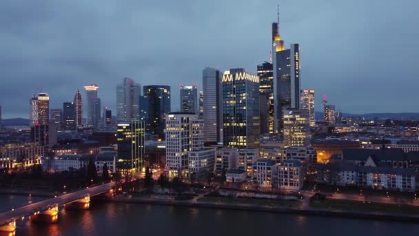 Skyline de Frankfurt Alemania con distrito financiero por la noche - CIUDAD DE FRANKFURT, ALEMANIA - 10 DE MARZO DE 2021 — Vídeo de stock