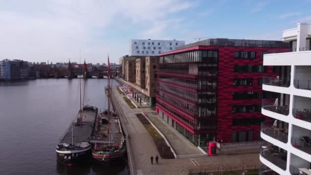 Berlin 'deki River Spree' nin Kıyıları - Berlin Şehri - 10 Mart 2021 — Stok video