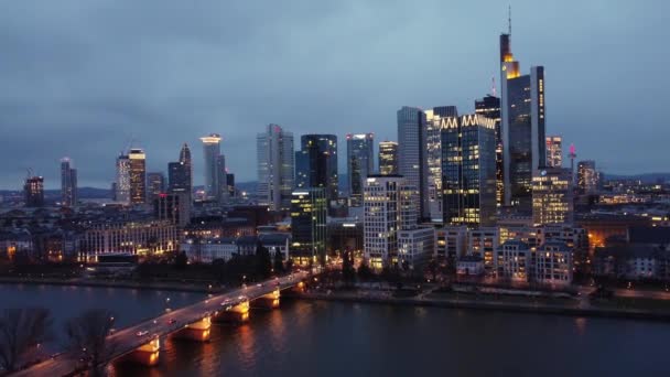 밤에 금융 지구와 함께 있는 독일 프랑크푸르트의 스카이라인 — 비디오