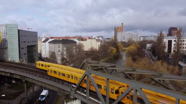 Os carros amarelos do metrô de Berlim — Vídeo de Stock