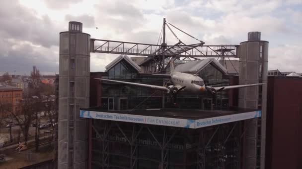 Duits Museum voor Technologie in Berlijn - Luchtfoto - Berlijnse stad, Duitsland - 10 maart 2021 — Stockvideo