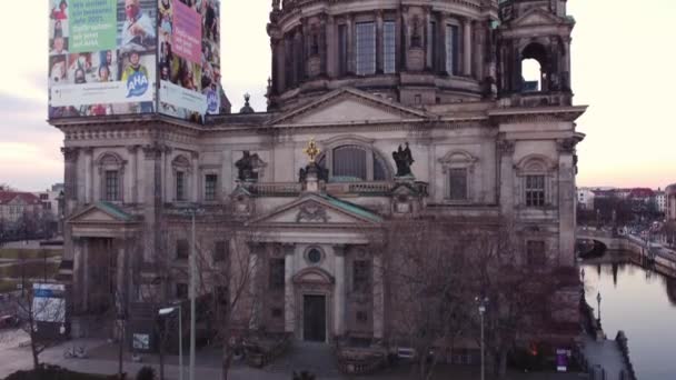 Famosa Catedral de Berlín en el centro de la ciudad - vista aérea - CIUDAD DE BERLÍN, ALEMANIA - 10 DE MARZO DE 2021 — Vídeo de stock