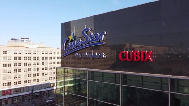 Cinestar Cubix cinema a Berlino Alexanderplatz Piazza - CITTÀ DI BERLINO, GERMANIA - 10 MARZO 2021 — Video Stock