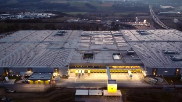 Amazonas Logistics Center Tyskland i Bad Hersfeld - CITY OF BAD HERSFELD, GERMANY - MARCH 10, 2021 – stockvideo