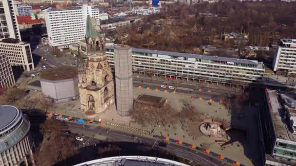 Beroemde Breitscheidplatz plein Berlijn met Kaiser Wilhelm Memorial Church — Stockvideo