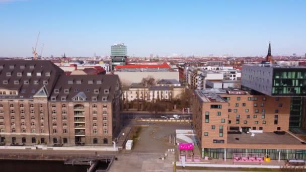 독일 베를린에 있는 슈프레 강기슭 - 베를린의 도시 - 2021 년 3 월 10 일 — 비디오